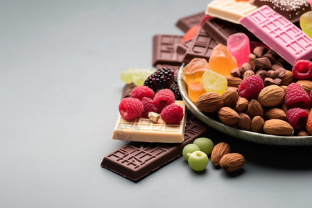 块状巧克力餐盘中的巧克力水果干零食背景