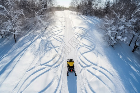 雪地上的雪地摩托图片