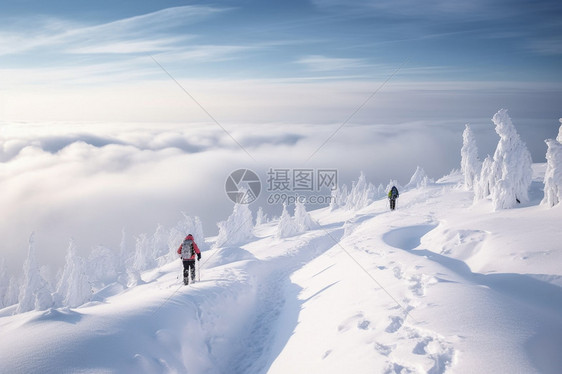 攀登者勇闯雪山顶峰图片