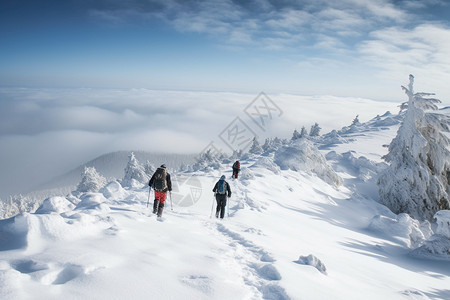 雪山与攀登者们背景图片