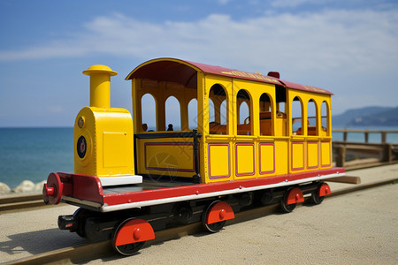 一辆行驶在海边的火车图片