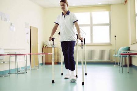 康复医院里练习走路的病人图片