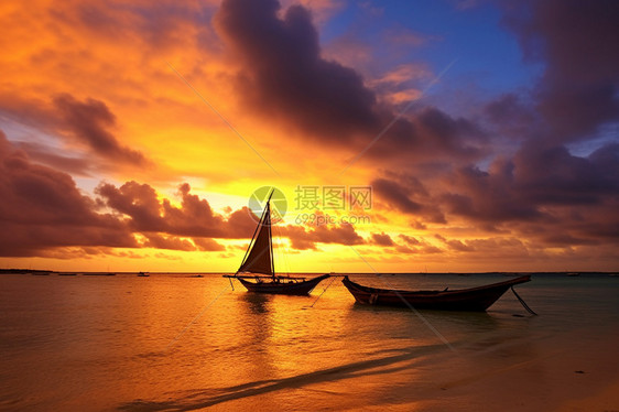 日落时分海岸线的美丽景观图片