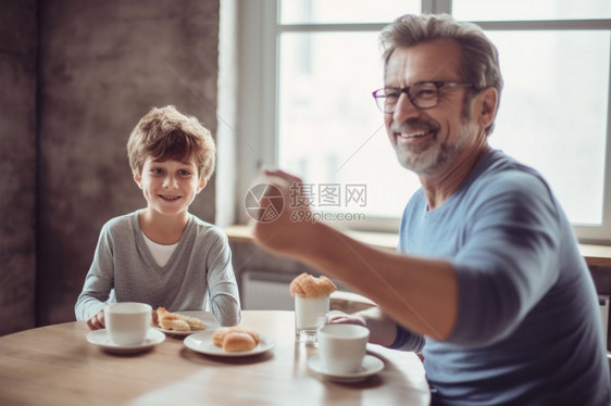 吃早餐的父子图片