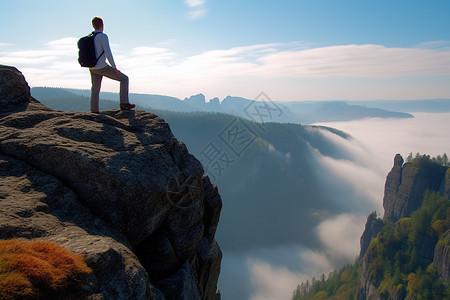 悬崖上的登山爱好者图片