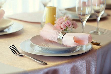 浪漫婚礼餐桌上的装饰图片