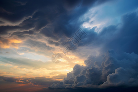 厚厚的云层图片