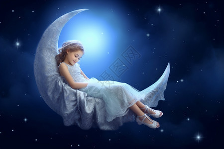 躺在月亮上的女孩图片