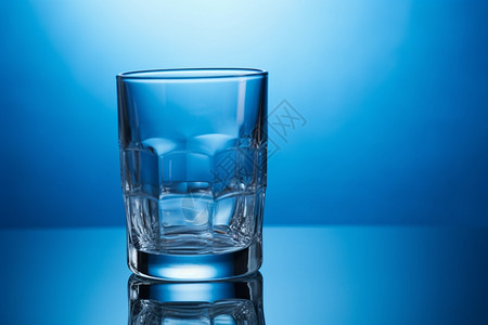 蓝色背景上的杯子背景图片