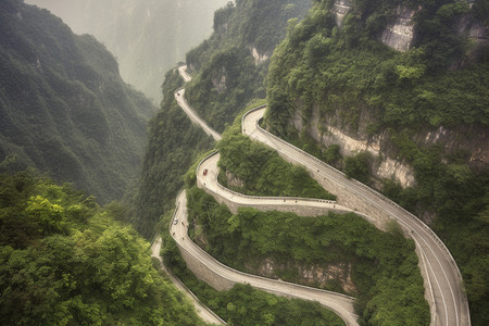 山坡上的蜿蜒盘山公路图片