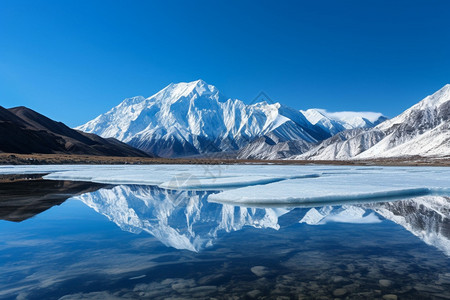 雪山峰壮丽的冰山高峰背景