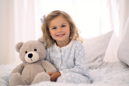 床上抱着玩偶的小女孩背景图片