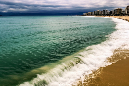 海浪冲向海岸图片