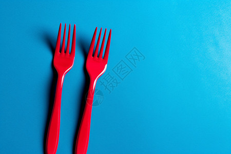 蓝色背景上的叉子背景图片