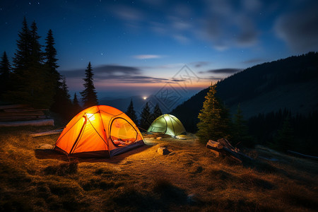 夜晚山顶的帐篷图片