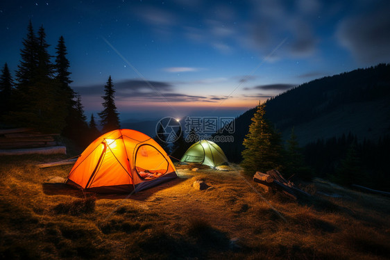 夜晚山顶的帐篷图片