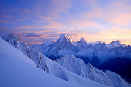 日出前积雪的山峰图片