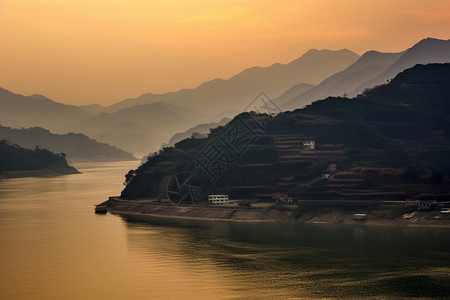 晨雾中的河流山脉图片