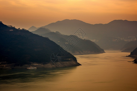 晨雾中的河流图片