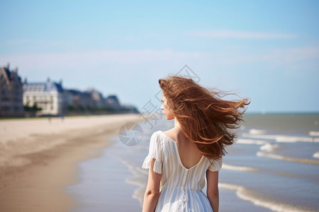 长发女孩在海边图片