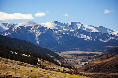 草原上的雪山图片