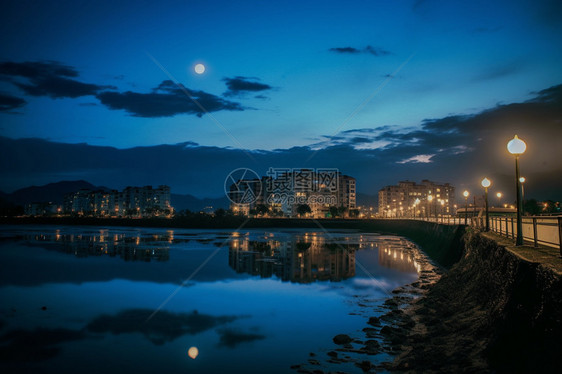 夜晚湖边的城市图片