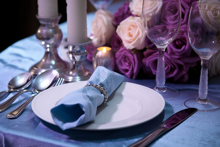 求婚典礼上的豪华布置餐桌图片