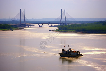 夏季湄公河上的驳船图片