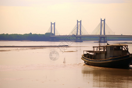 湄公河上的驳船图片