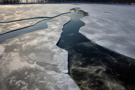 冬季开裂的冰面图片