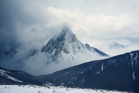 迷雾笼罩的雪山景观图片