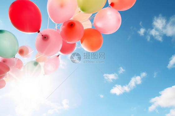 飞向天空的五彩气球图片