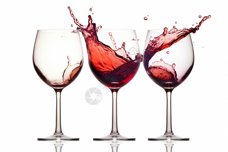 玻璃杯中飞溅的红酒液体图片