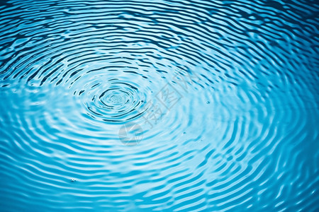 水滴滴落水面的波纹背景图片