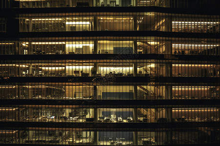夜晚加班中的企业大楼图片