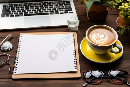 桌面上的咖啡和笔记本图片