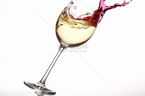 葡萄酒飞溅出酒杯图片