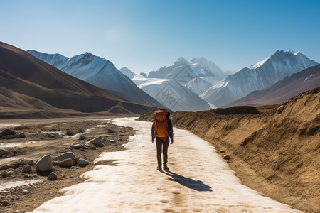 户外徒步旅行的英雄图片