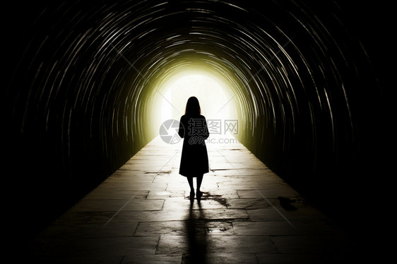 黑暗隧道里的女人图片