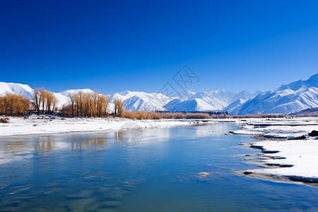 大山旁的美丽雪景图片