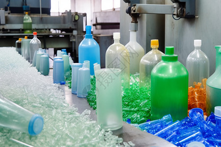 工厂生产线上的塑料瓶子图片