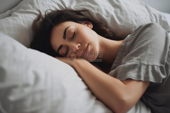 床上睡觉的外国女士图片