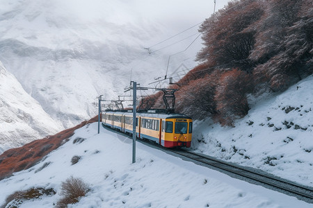 雪山中行驶的火车图片