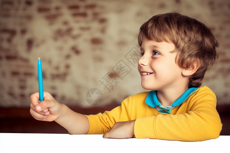 握着笔的男孩高清图片