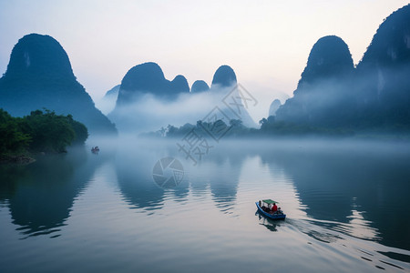 宁静湖面的风景图片