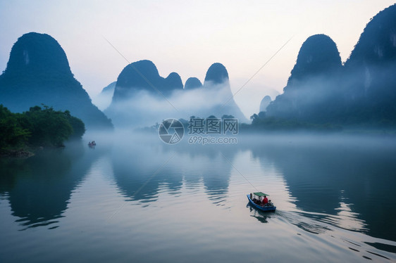 宁静湖面的风景图片