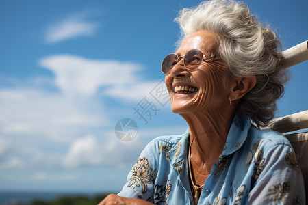 天空下的一位老年妇女图片