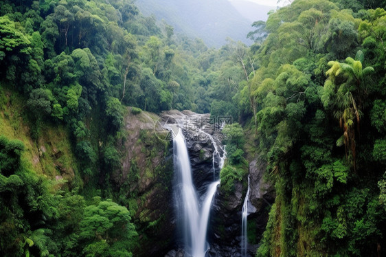 山脉上的自然瀑布图片