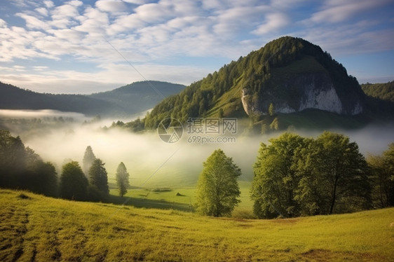 云雾里的山村山脉图片
