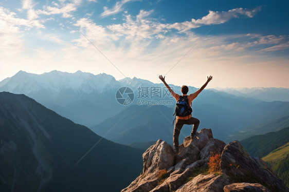 登上山顶的男人图片